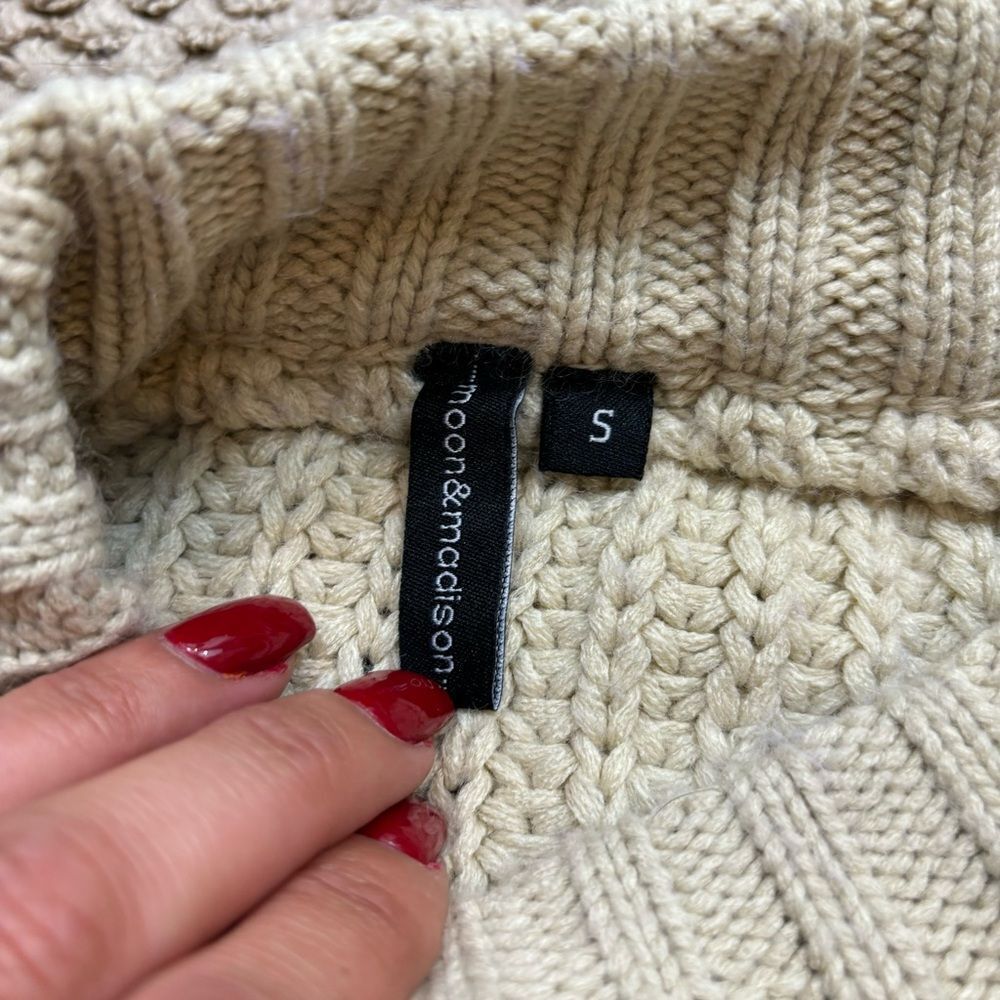 Ladies Moon & Madison brand Cropped Ivory Colored Sweater Size Small - Picture 6 of 8